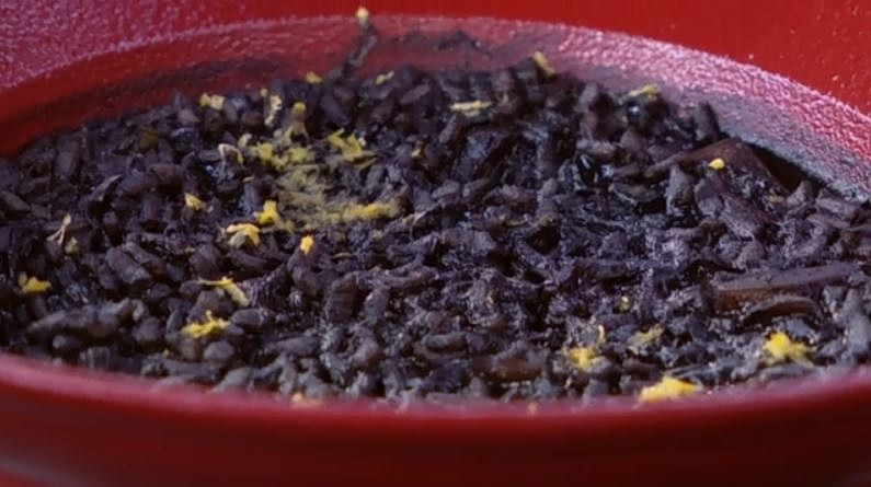 Ο Δημήτρης Σκαρμούτσος μάς ετοιμάζει ριζότο με μελάνι σουπιάς