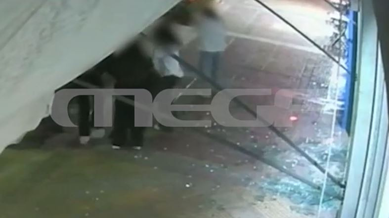 Αγία Βαρβάρα: Κοπέλες καυγάδισαν και έπεσαν σε τζαμαρία – Κατέληξαν στο νοσοκομείο με τραύματα στο σώμα