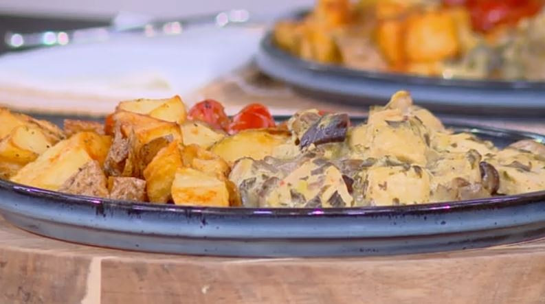 Ο Δημήτρης Σκαρμούτσος μάς ετοιμάζει τηγανιά κοτόπουλο με μανιτάρια, μουστάρδα και γιαούρτι