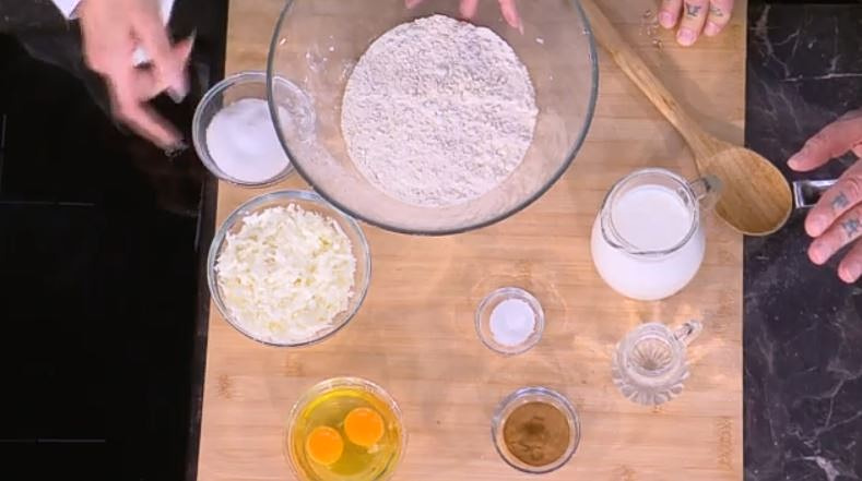 Ο Δημήτρης Σκαρμούτσος μάς ετοιμάζει τηγανίτες με φέτα, μέλι και κανέλα