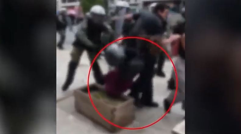 Αστυνομικός των ΜΑΤ κλωτσάει και σπρώχνει διαδηλώτρια που πέφτει σε ζαρντινιέρα – Βίντεο ντοκουμέντο