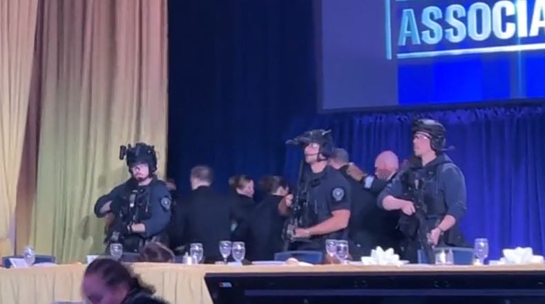 ΗΠΑ: Απομακρύνθηκε από δείπνο ο Τραμπ μετά από πυροβολισμούς σε ξενοδοχείο