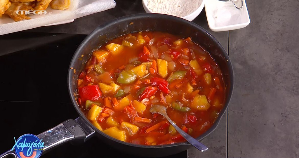 Η Αργυρώ Μπαρμπαρίγου μας ετοιμάζει κοτόπουλο με γλυκόξινη σάλτσα