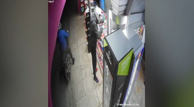 Νότια προάστια: Βίντεο ντοκουμέντο από τη δράση συμμορίας ανηλίκων που έκλεβε περίπτερα και βενζινάδικα
