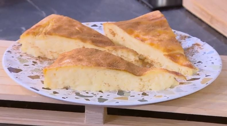 Ο Δημήτρης Σκαρμούτσος μάς ετοιμάζει γαλατόπιτα χωρίς φύλλο