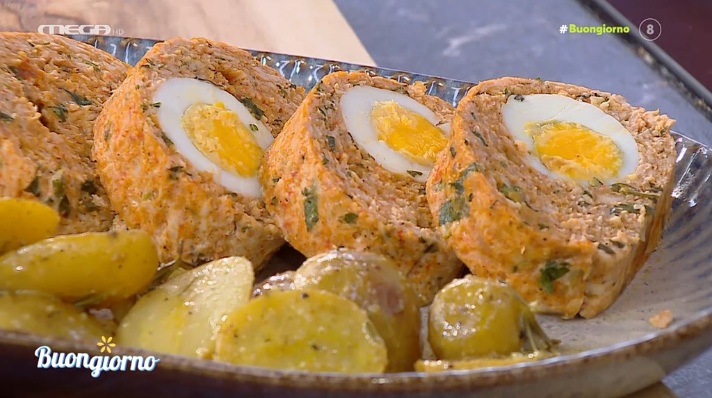 Ο Δημήτρης Σκαρμούτσος μάς ετοιμάζει γεμιστό ρολό κοτόπουλο με αυγό