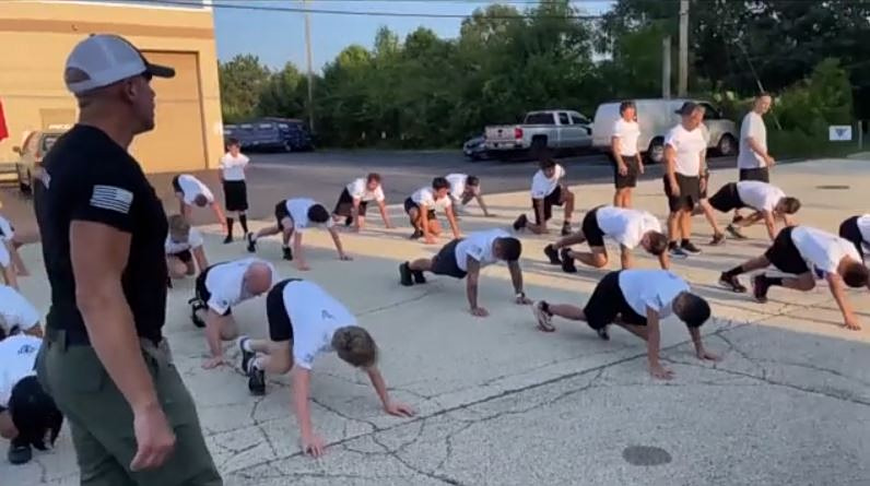 Κατασκηνώσεις αρρενωπότητας – Η ανησυχητική βιομηχανία ανδρισμού που διογκώνεται