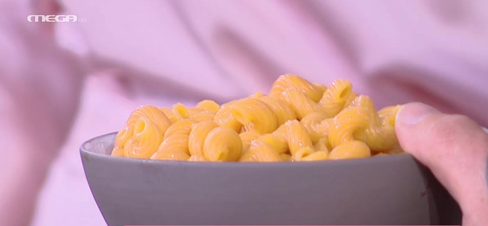 Ο Δημήτρης Σκαρμούτσος μάς ετοιμάζει στριφτόνι με τομάτα, πικάντικη σάλτσα και καλαμάρια