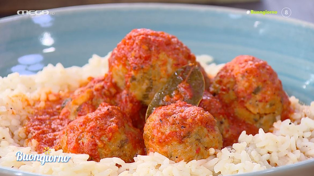 Ο Δημήτρης Σκαρμούτσος μάς ετοιμάζει κεφτεδάκια με σάλτσα πιπεριάς Φλωρίνης