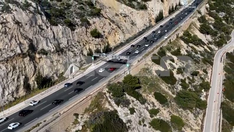 «Γολγοθάς» η επιστροφή για χιλιάδες εκδρομείς του Πάσχα – Πολύωρες καθυστερήσεις στις Εθνικές Οδούς
