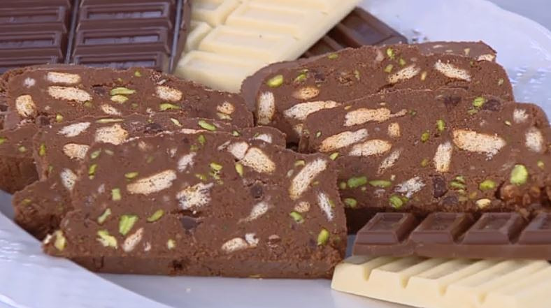 Ο Δημήτρης Σκαρμούτσος μάς ετοιμάζει μωσαϊκό σοκολάτας με κουβερτούρα και φιστίκια