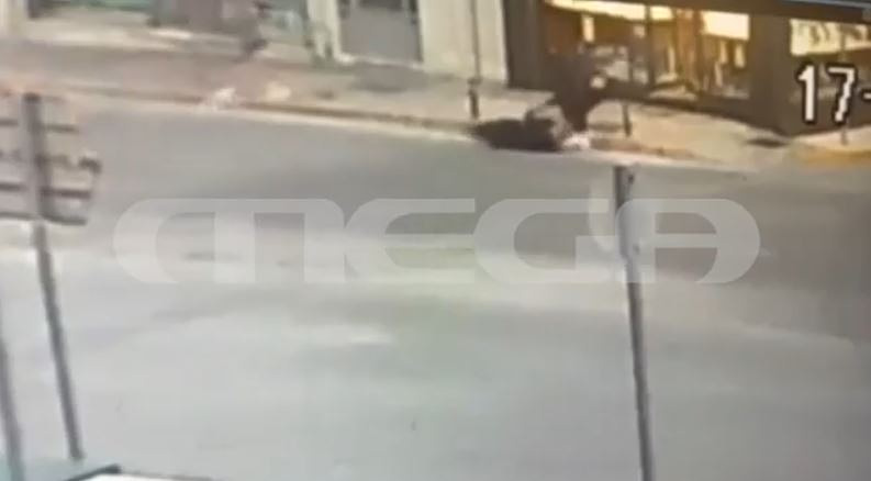 Παλλήνη: Καρέ καρέ ο άγριος ξυλοδαρμός κοσμηματοπώλη