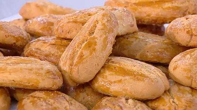 Ο Δημήτρης Σκαρμούτσος μάς ετοιμάζει πασχαλινά κουλουράκια