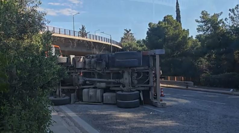 Λεωφόρος Βουλιαγμένης: Ανατροπή φορτηγού με κάδο με οικοδομικά υλικά – Τραυματίστηκε ελαφρά ο οδηγός