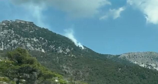 Φωτιά στην Πάρνηθα – Επιχειρούν εναέρια μέσα