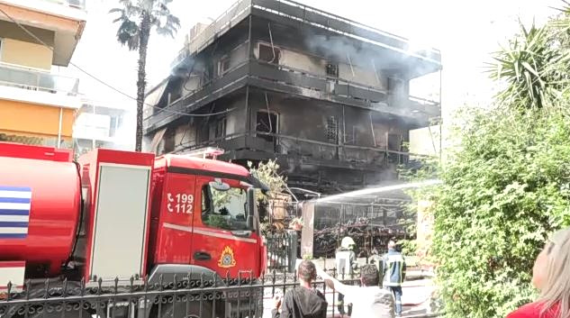 Στις φλόγες παραδόθηκε πολυκατοικία στο Ίλιον