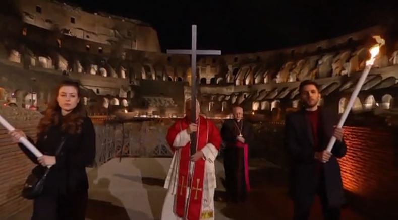 Ο Πάπας Λέων έγινε ο πρώτος ποντίφικας μετά από χρόνια που μετέφερε τον σταυρό της Μ. Παρασκευής στο Κολοσσαίο