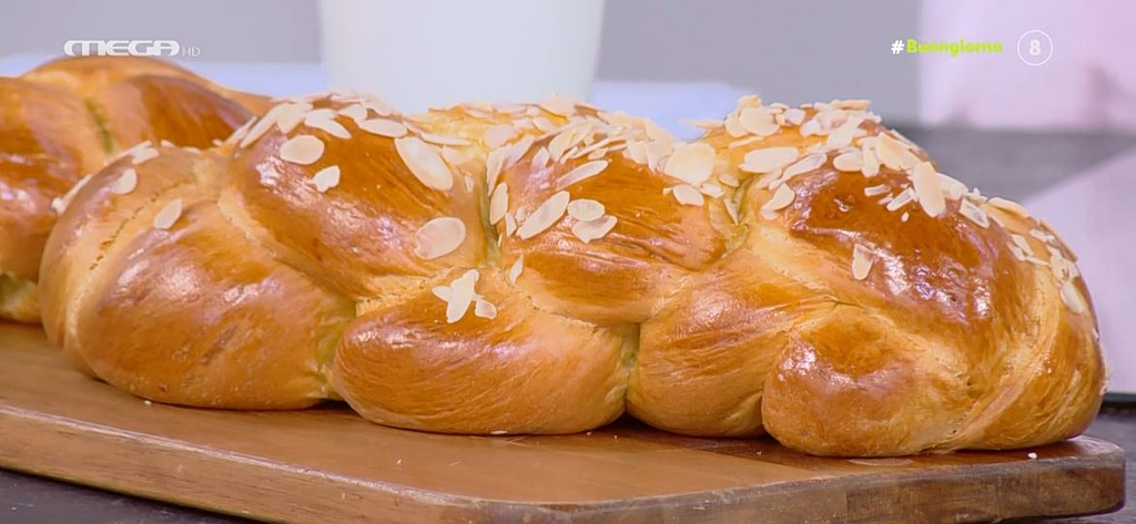 Ο Χρήστος Βέργαδος μάς φτιάχνει πασχαλινά τσουρέκια