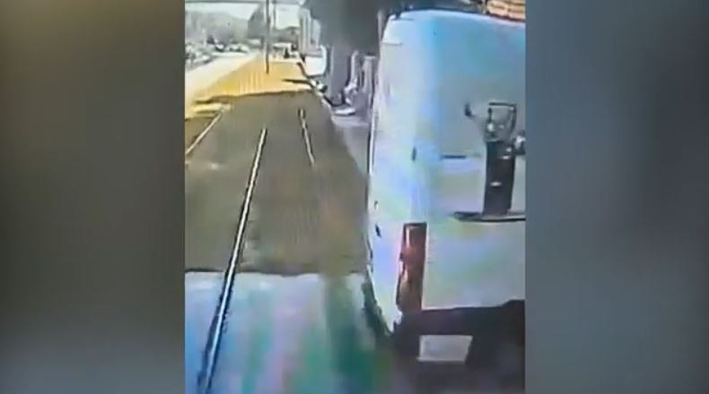 Άλιμος: Η στιγμή της σύγκρουσης του τραμ με βαν – Βίντεο ντοκουμέντο