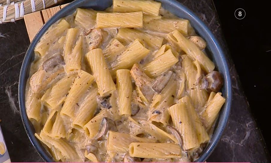 Ο Δημήτρης Σκαρμούτσος μάς ετοιμάζει pasta με κρέμα, μανιτάρια, κοτόπουλο και βούτυρο