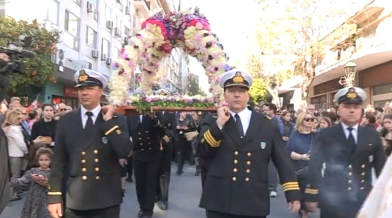 Ο «Επιτάφιος των εμπόρων» στη Θεσσαλονίκη – Η πρώτη περιφορά με ανοιχτά τα καταστήματα