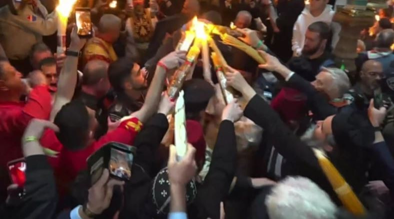 Συγκίνηση και αγαλίαση στην τελετή της αφής του Αγίου Φωτός στα Ιεροσόλυμα