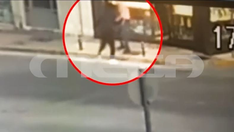 Παλλήνη: Καρέ καρέ ο ξυλοδαρμός κοσμηματοπώλη από πελάτη – Αιτία το κόστος αλλαγής μπαταρίας ρολογιού