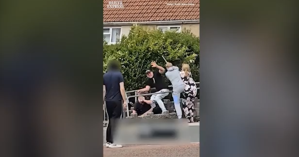 Ουαλία: Άγριος καβγάς δύο οικογενειών με ρόπαλα και σφυριά στη μέση του δρόμου