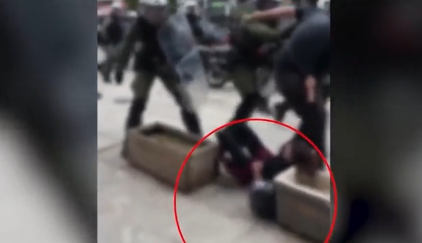 Βίντεο ντοκουμέντο: Άνδρας των ΜΑΤ κλώτσησε και έσπρωξε διαδηλώτρια – Έπεσε σε ζαρτινιέρα με το κεφάλι