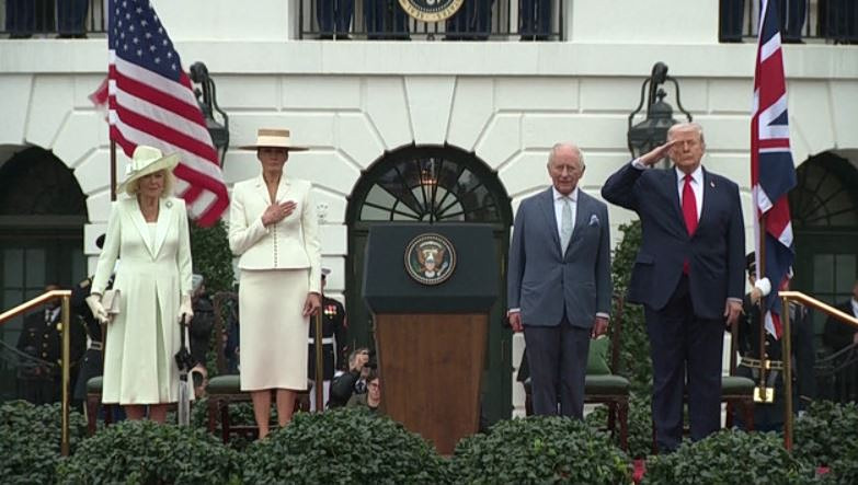 Τη μνήμη των θυμάτων της 11ης Σεπτεμβρίου τίμησαν βασιλιάς Κάρολος και Καμίλα