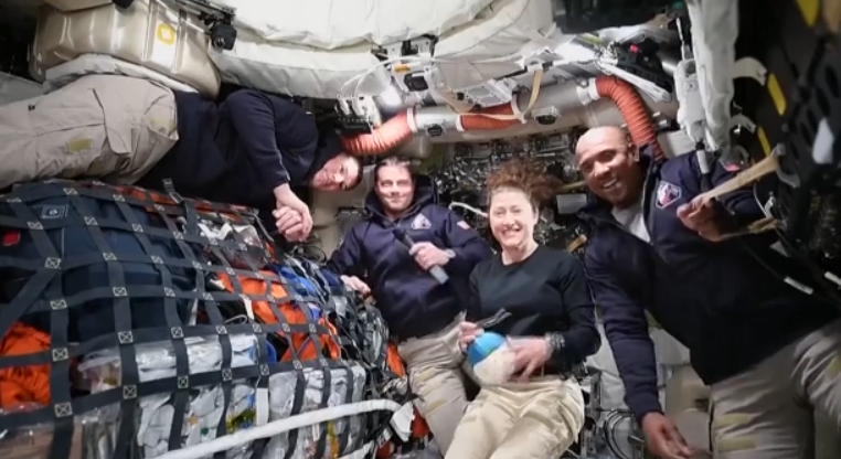 Επιστρέφει στη Γη για το πλήρωμα του «Orion» μετά το ιστορικό ταξίδι στην Σελήνη