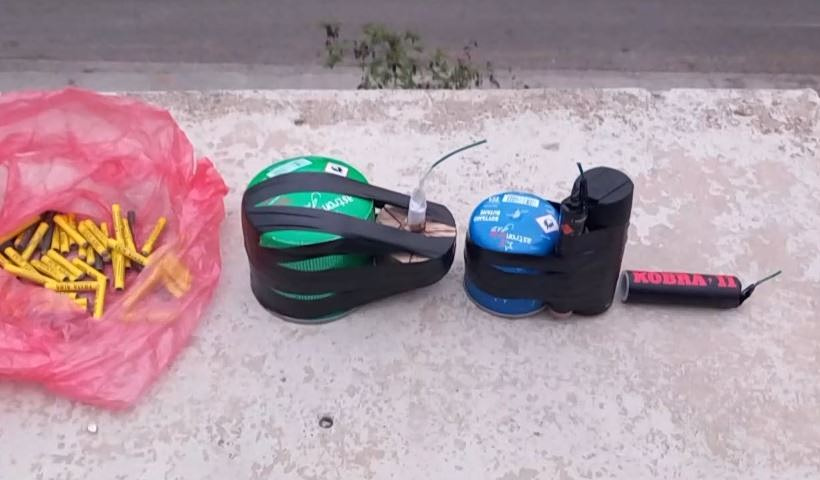 Πειραιάς: Χειροπέδες σε 15χρονο που πέταξε κροτίδα μέσα σε λεωφορείο