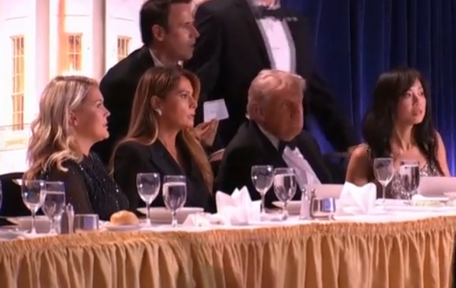 ΗΠΑ: Όσα κατέγραψαν οι κάμερες από τη στιγμή των πυροβολισμών – Από την αντίδραση της Μελάνια στα δάκρυα της χήρας Κερκ