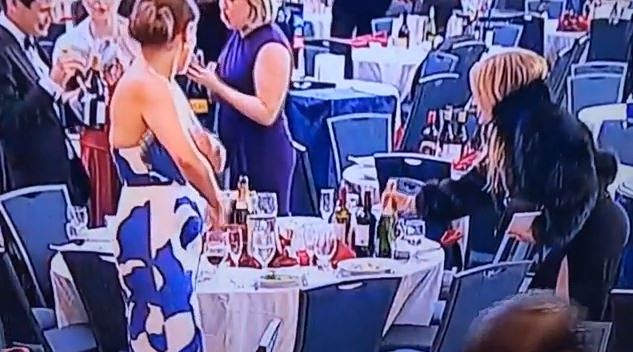 ΗΠΑ: Τα παραλειπόμενα των πυροβολισμών στο Δείπνο της Ένωσης Ανταποκριτών – Τα μπουκάλια κρασί που έκαναν «φτερά»