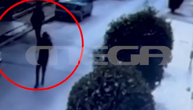 Αποκλειστικό MEGA: Η στιγμή που οι δύο νεαροί τρέπονται σε φυγή μετά τη δολοφονία του γνωστού τραγουδιστή στην Καρδίτσα