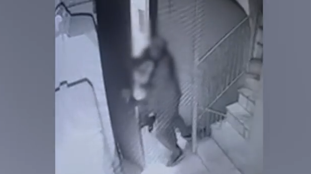 Κολωνός: Αστυνομικός εκτός υπηρεσίας πάλεψε με διαρρήκτη που κρατούσε κατσαβίδι – Βίντεο ντοκουμέντο