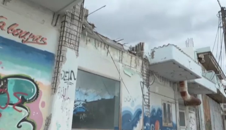 Κόρινθος: Κατέρρευσε τμήμα ταράτσας και σκότωσε 43χρονη μητέρα που πέρναγε με το παιδί της