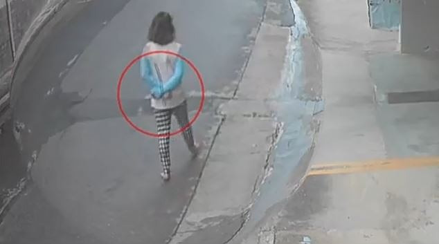 Νεάπολη Λακωνίας: Ντοκουμέντο σοκ με γυναίκα δεμένη πισθάγκωνα να περπατάει ξυπόλητη στον δρόμο