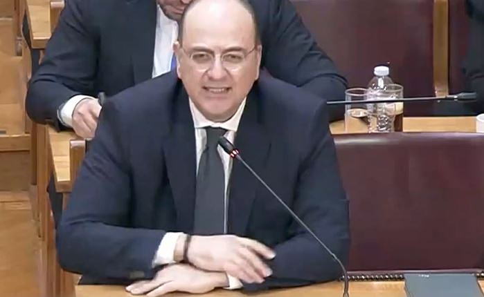 Μακάριος Λαζαρίδης: Μαίνεται η κόντρα κυβέρνησης – αντιπολίτευσης με φόντο το πτυχίο του «γαλάζιου» υφυπουργού