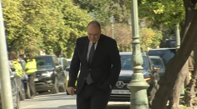 Μακάριος Λαζαρίδης: Φουντώνει η πολιτική κόντρα για το πτυχίο του «γαλάζιου» υφυπουργού