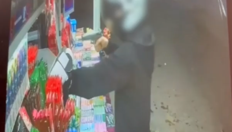 Δύο οπλισμένοι ανήλικοι λήστευαν περίπτερα και επιχειρήσεις – Συνελήφθησαν στον Άλιμο