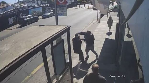 Λονδίνο: Η στιγμή που άνδρας επιτίθεται με μαχαίρι έξω από εβραϊκή συναγωγή – Συνελήφθη