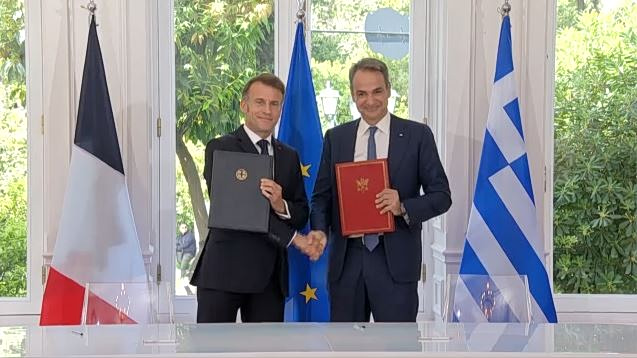 Τα ελληνικά του Μακρόν, η υπογραφή των συμφωνιών & η επίσκεψη στην φρεγάτα «Κίμων»