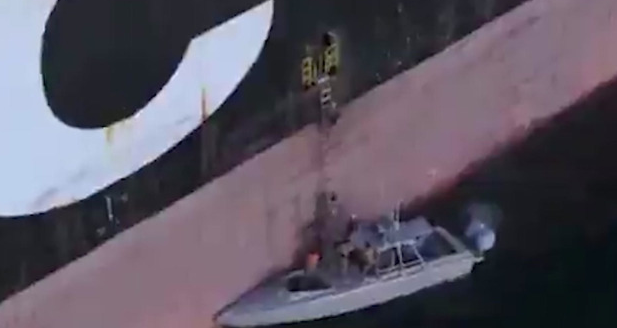 Μέση Ανατολή: Το ρεσάλτο των «Φρουρών της Επανάστασης» σε ελληνόκτητο πλοίο στα Στενά του Ορμούζ