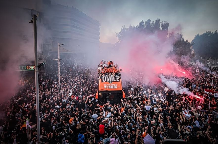 ΟΦΗ: Ξέφρενο γλέντι στην παρέλαση των Κυπελλούχων Ελλάδας