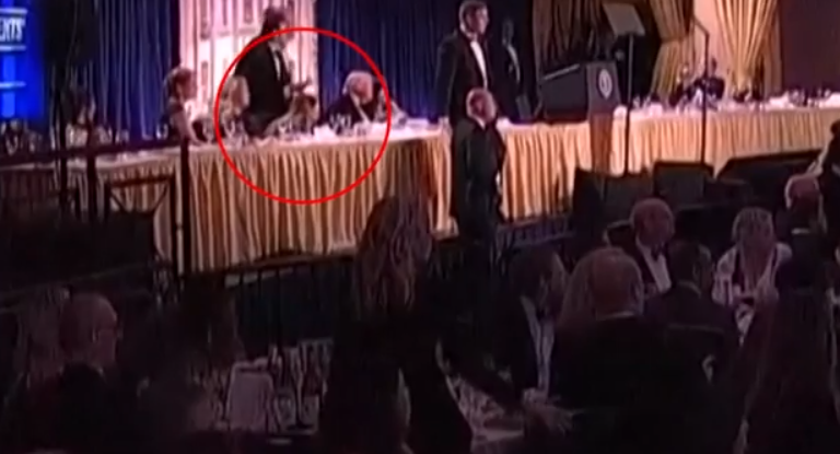 Πυροβολισμοί στο Δείπνο της Ένωσης Ανταποκριτών του Λευκού Οίκο παρουσία Τραμπ – Η στιγμή που ο δράστης άνοιξε πυρ