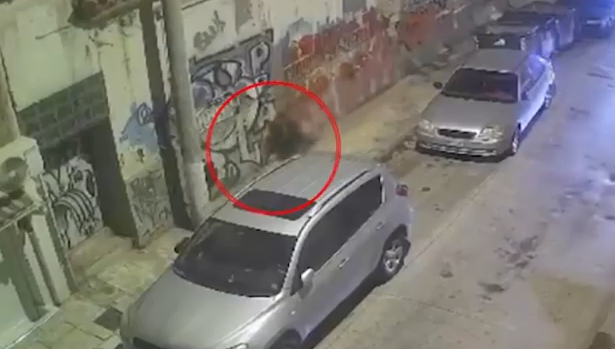 Άγιος Παντελεήμονας: 29χρονος έσπασε 30 αυτοκίνητα με ρόπαλο – Βίντεο ντοκουμέντο