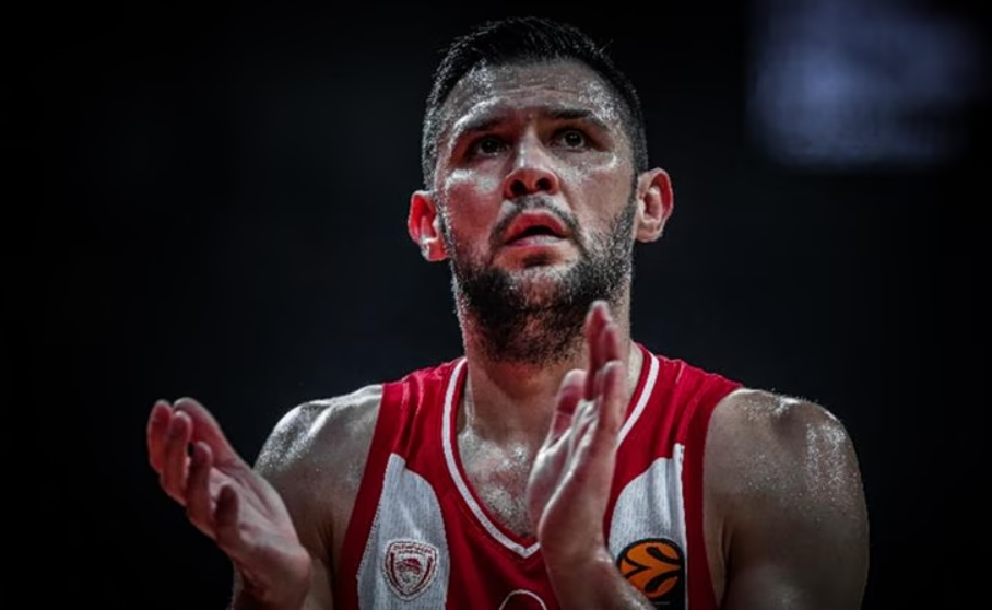 Κώστας Παπανικολάου: Έφτασε τις 800 συμμετοχές με τον Ολυμπιακό