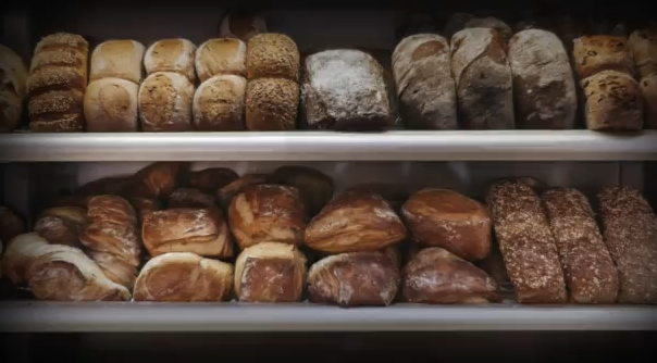 Ακρίβεια: Πού κυμαίνονται οι τιμές σε αρνιά, ψωμί & σουβλάκι