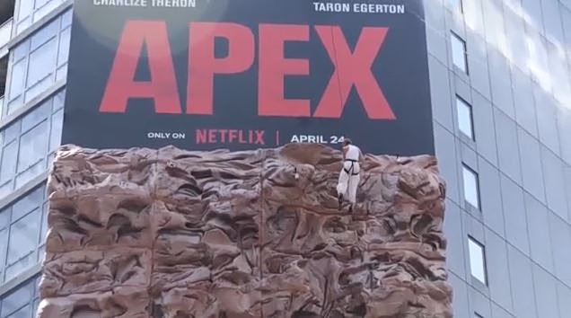 Σαρλίζ Θερόν: Σκαρφάλωσε σε κτίριο για την προώθηση της νέας της ταινίας